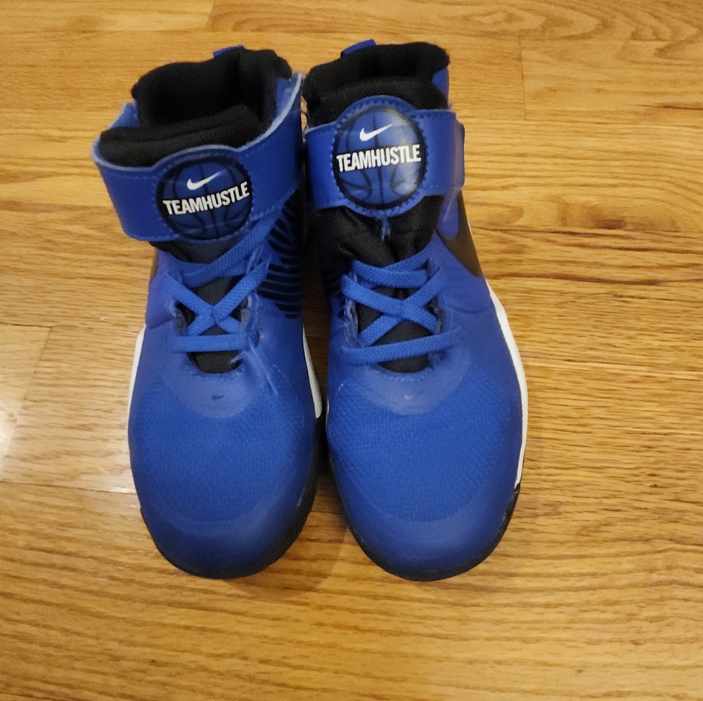 Nike TeamHustle Basketball Shoes 2Y